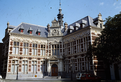 834796 Gezicht op het Academiegebouw (Domplein 29) te Utrecht.